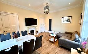 Georgian Luxury Apartment - Fast Broadband Wifi - Parking Available